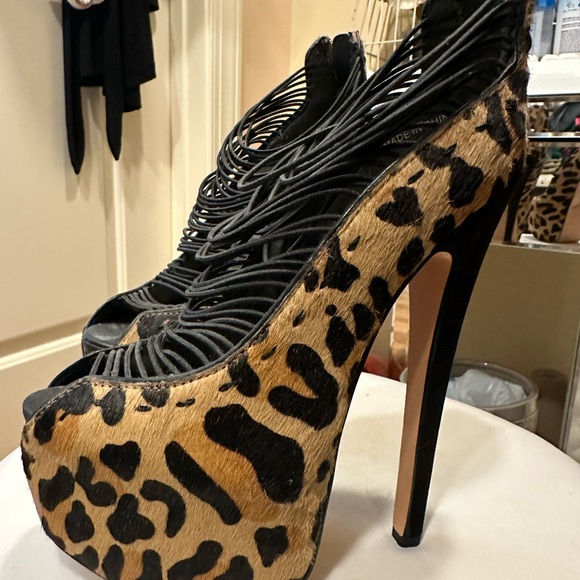 BEBE LEOPARD PLATFORM HEELS - Picture 3 of 4